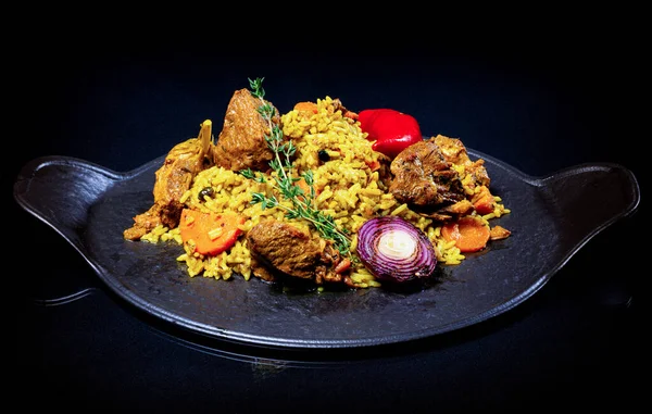 Ein Gericht Aus Reis Und Fleisch Pilaf Auf Dunklem Hintergrund — Stockfoto