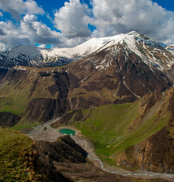 Kavkazské Hory Sněhem Jezerem Proti Modré Obloze — Stock fotografie