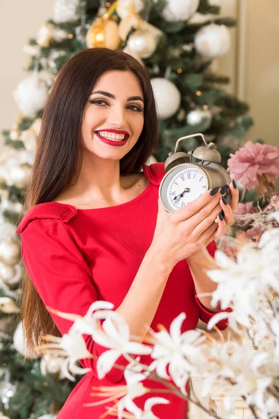 Joven Morena Con Una Sonrisa Cerca Del Árbol Navidad — Foto de Stock