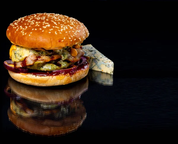 Fleischwaren Burger Und Käse Auf Dunklem Hintergrund — Stockfoto
