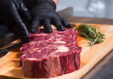 Tahtada et parçaları ve insan elleri..