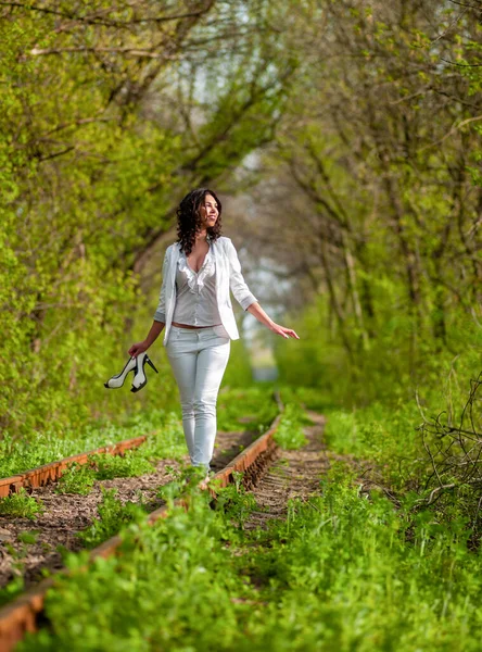 Junge Frau Weiß Auf Den Schienen Der Natur — Stockfoto