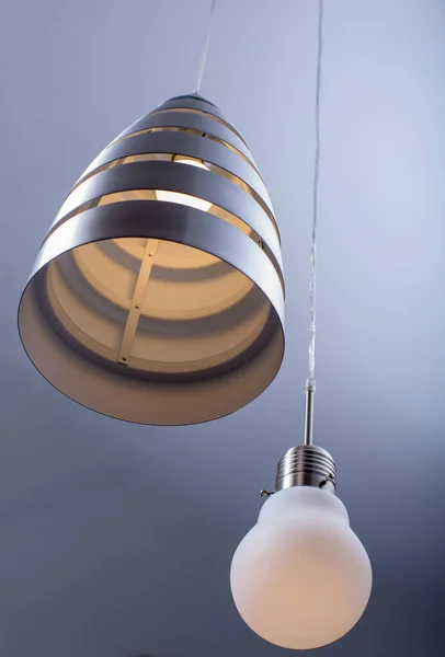 Lampa Och Glödlampa Inomhus Grå Bakgrund — Stockfoto