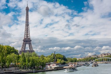 Paris 'teki Eyfel Kulesi bulutların arka planına karşı.