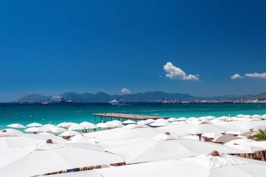 Cannes 'da güzel bulutlarla dolu bir deniz gezintisi. Fransa