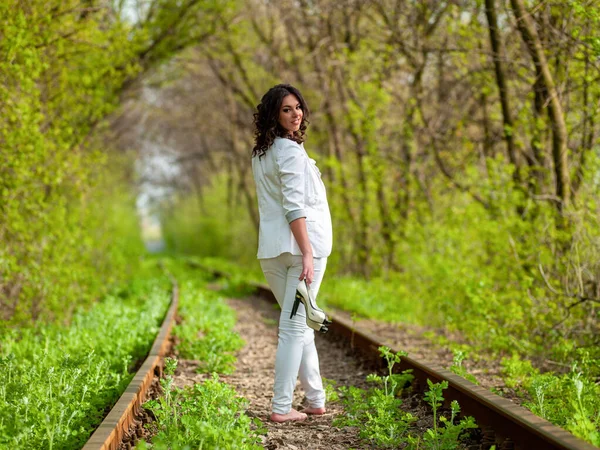 Mujer Joven Blanco Sobre Los Rieles Naturaleza — Foto de Stock