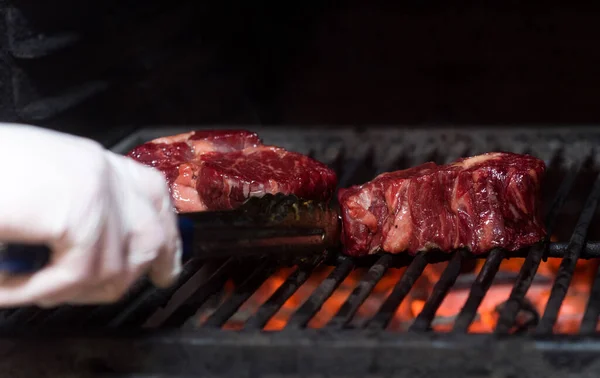 Rundvleesbrokken Grill Hand Van Een Man — Stockfoto