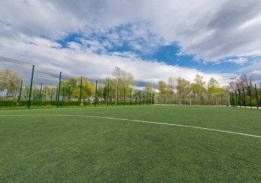 Kiev şehrindeki bir eğlence parkında futbol sahası. Ukrayna.