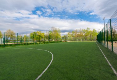 Kiev şehrindeki bir eğlence parkında futbol sahası. Ukrayna.