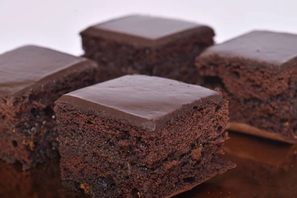 Pasteles Dulces Marrones Sobre Fondo Blanco Neutro — Foto de Stock