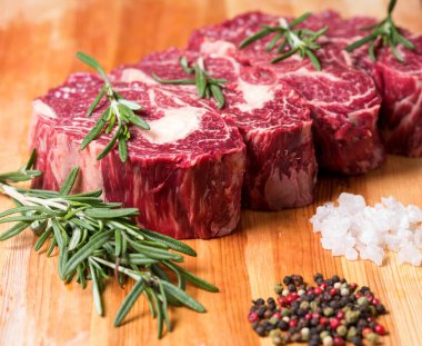 Şenlik masasında pişmiş domuz eti.