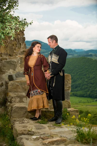 Man Woman National Dress Georgia Backdrop Mountains — Stock Photo, Image