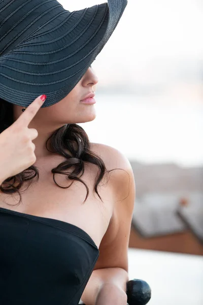 Junge Frau Mit Schwarzem Hut Freien — Stockfoto