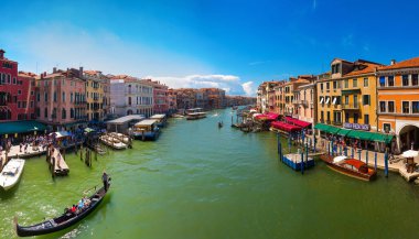 Venedik 'in evleri ve kanalları mavi gökyüzüne karşı. İtalya