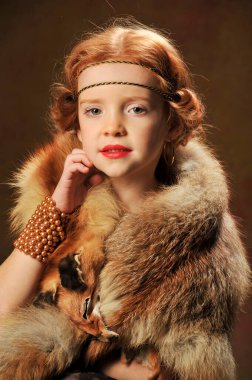 Pastel renkli kürklü küçük bir kızın portresi..