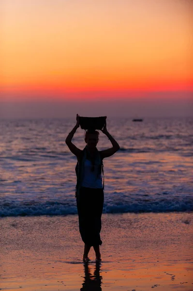 Young Woman Sunset Basket Her Head Sea — Stockfoto