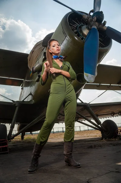 Mladá Žena Vojenské Uniformě Blízkosti Letadla Pozadí Oblohy — Stock fotografie