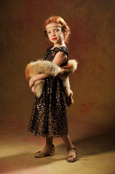 Pastel Renkli Kürklü Küçük Bir Kızın Portresi — Stok fotoğraf