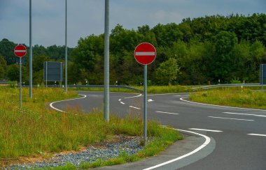 Yeşil doğanın arka planında yasaklı işaretler olan yol.