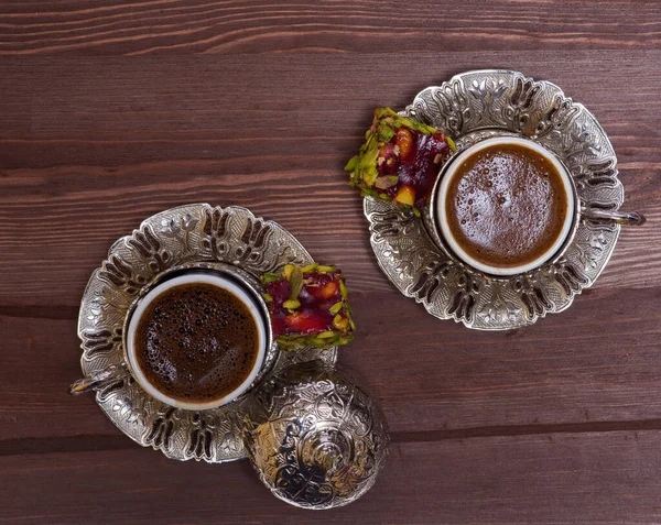 Dolci Orientali Caffè Una Tazza Una Tavola Legno — Foto Stock