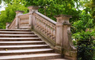 Doğanın arka planına karşı parkta mimari unsurlara sahip köprü..