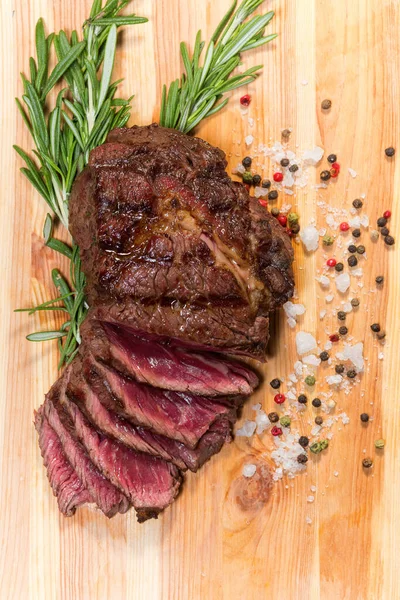 Hús Steak Fűszernövények Fapadlón — Stock Fotó