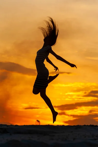 Jovem Mulher Vestido Pulando Pôr Sol — Fotografia de Stock