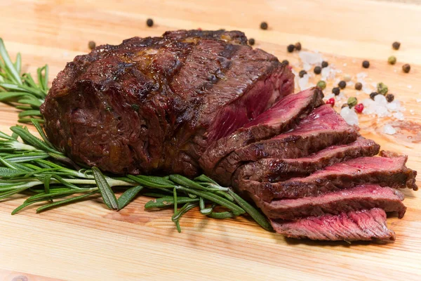 Vleessteak Kruiden Een Houten Plank — Stockfoto