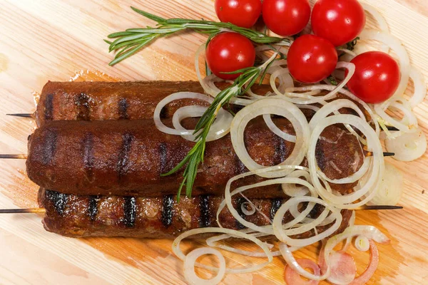 Lula Kebab Med Örter Och Grönsaker Träskiva — Stockfoto