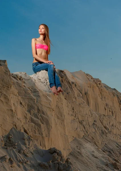 Meisje Jeans Het Zand Tegen Achtergrond Van Lucht — Stockfoto