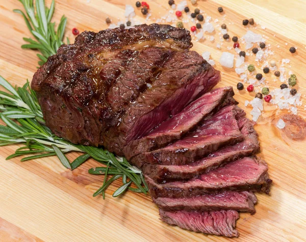 Hús Steak Fűszernövények Fapadlón — Stock Fotó