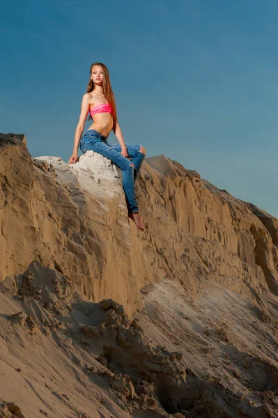Meisje Jeans Het Zand Tegen Achtergrond Van Lucht — Stockfoto