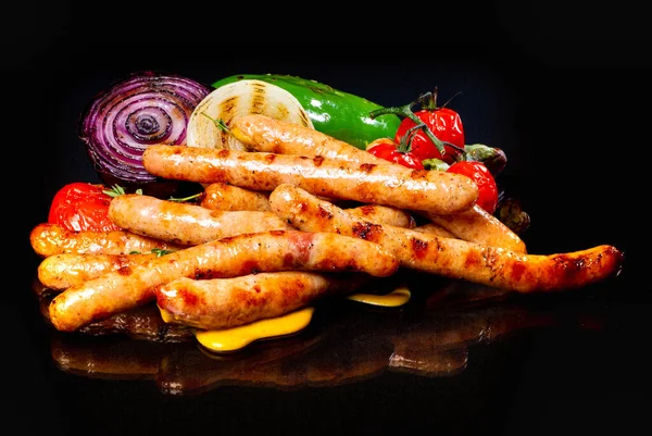 Embutidos Con Verduras Parrilla Sobre Fondo Oscuro —  Fotos de Stock