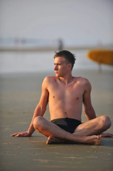 Young Man Sitting Seashore — Stock Photo, Image