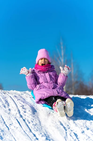 Karlı Bir Tepede Duyguları Olan Küçük Bir Kız — Stok fotoğraf