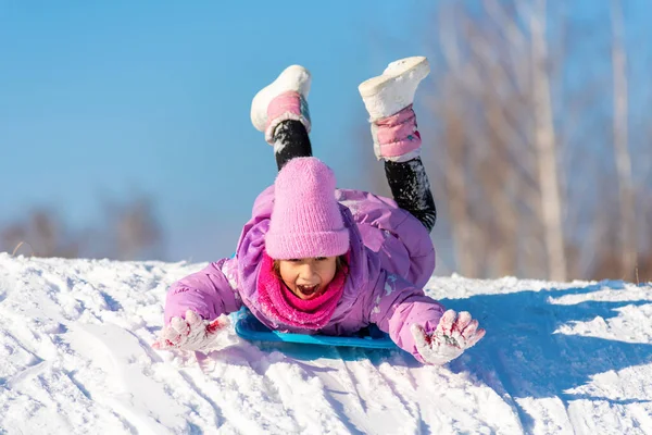 Bambina Con Emozioni Una Collina Innevata — Foto Stock