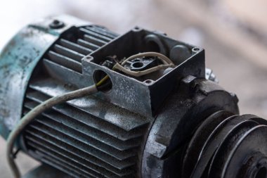 Eski elektrik motoru ve kabloları.