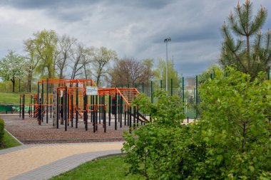 Natalka eğlence parkındaki spor sahasında. Kiev. Ukrayna
