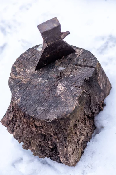 雪の上の斧と木の丸太 — ストック写真