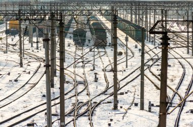 Bir sürü vagon ve tren var.