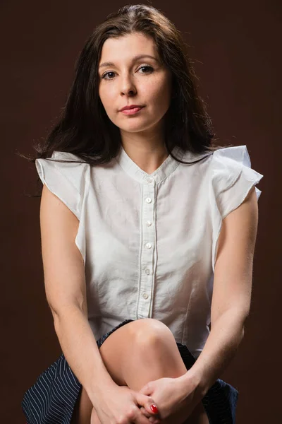 Siyah Saçlı Beyaz Elbiseli Genç Bir Kadın — Stok fotoğraf