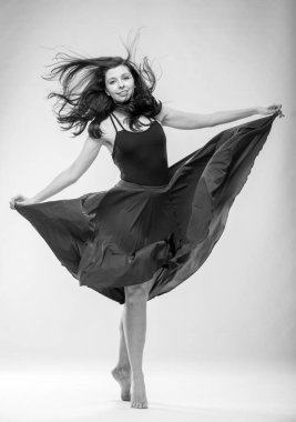 Dans eden siyah saçlı genç kadın.