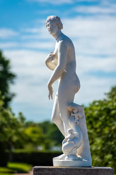Статуя Женщины Ангелов Фоне Голубого Неба — стоковое фото