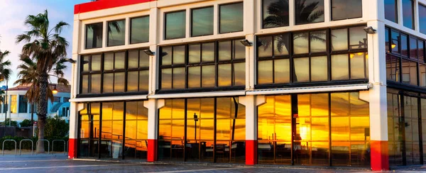 Reflektion Solnedgången Fönstren Byggnaden Stranden Valencia Spanien — Stockfoto