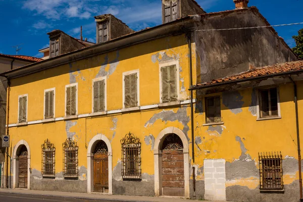 花や青空を背景にした建築 マリーナ カララ イタリア — ストック写真