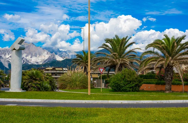 Mimari, çiçeklerin ve mavi gökyüzünün arkaplanına karşı. Marina di Carrara. İtalya
