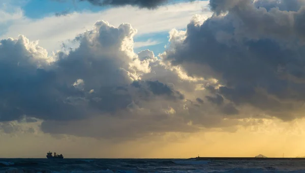 太陽の光と海での船の暗い空 — ストック写真