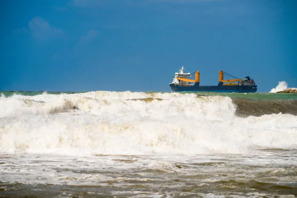 Cielo Nuvoloso Con Raggi Sole Una Nave Mare — Foto Stock