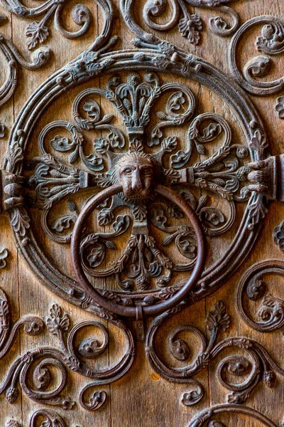 Porta Madeira Antiga Com Elementos Metálicos — Fotografia de Stock