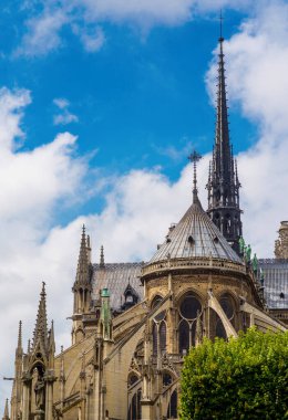 Notre Dame de Paris mavi gökyüzüne karşı. Fransa
